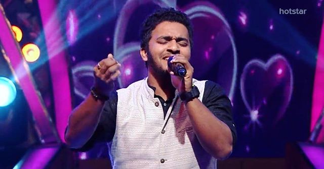 super singer Vaisakhan while singning in vijay tv